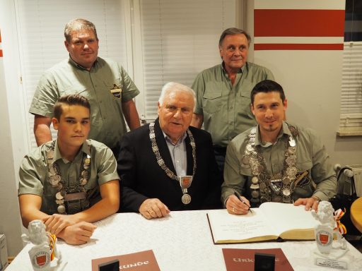 Eintrag ins Goldenen Buch der Gemeinde Aiterhofen